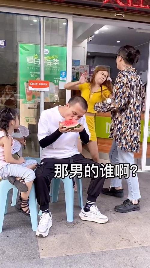 吃瓜群众看情侣打闹视频,甜蜜互动背后的欢乐瞬间