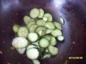 小瓜适合做什么菜吃呢视频,解锁小瓜的多变美味