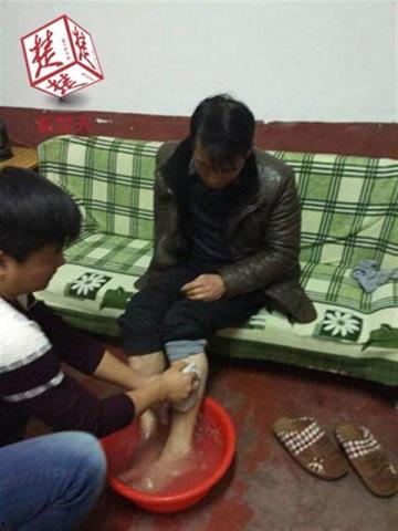 武汉一学生家长被捅伤吃瓜视频,悲剧背后引关注