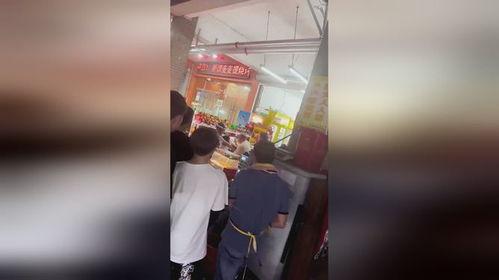 吃瓜者拍打架视频,吃瓜群众手机记录下的激烈打斗场面