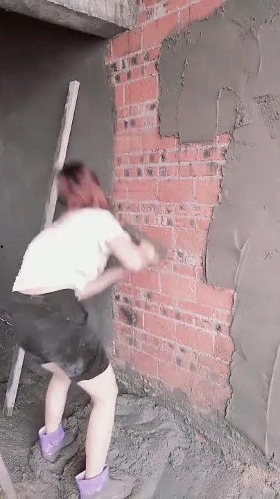 妹子工地吃瓜视频,妹子揭秘工地生活幕后真相