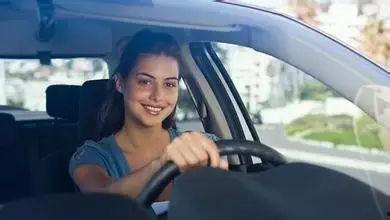 女的开车吃瓜视频,女性车主的趣味日常