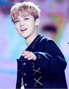 鹿晗在韩国吃瓜视频,揭秘明星日常幕后趣事