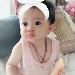 宝宝吃哈密瓜的视频,萌态十足引网友热议