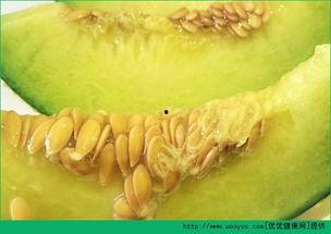 宝宝吃哈密瓜的视频,萌态十足引网友热议