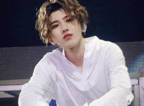 蔡徐坤吃哈密瓜视频,蔡徐坤甜蜜演绎哈密瓜美食秀