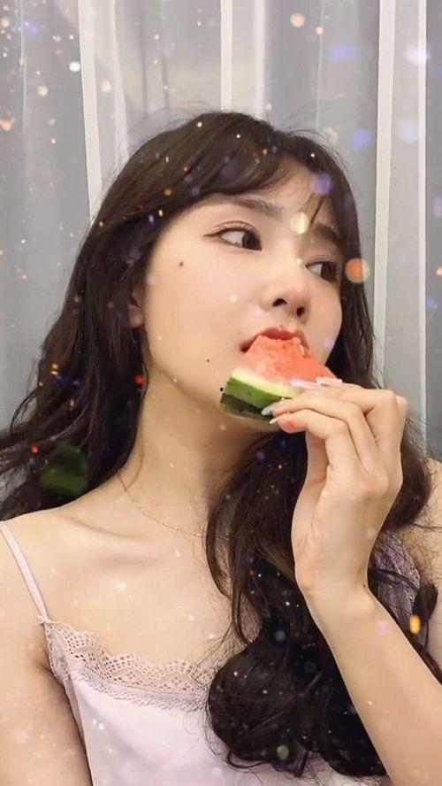 吃瓜少女的发言视频,一场视频中的热点事件深度解析