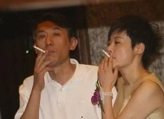 明星抽烟吃瓜视频,抽烟吃瓜瞬间，网友热议不断